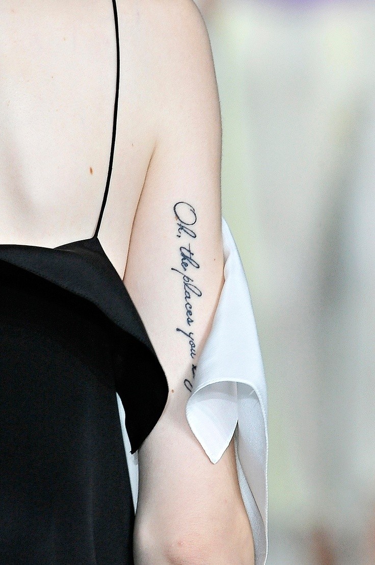 女性手臂一长条漂亮的英文纹身