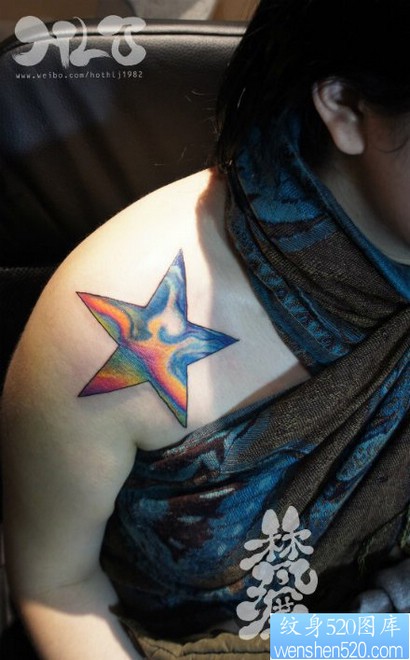 肩膀处炫丽的彩色五角星纹身图片
