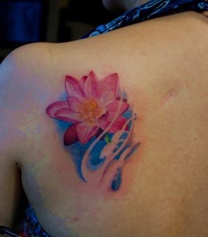 女孩子肩背彩色莲花纹身图片
