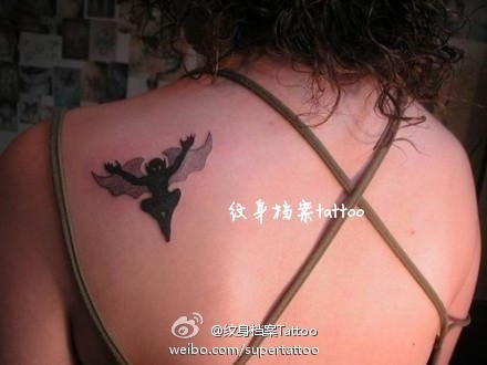 一幅女孩子肩部图腾恶魔纹身图片
