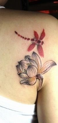 女孩子喜欢的水墨画风格蜻蜓莲花纹身图片