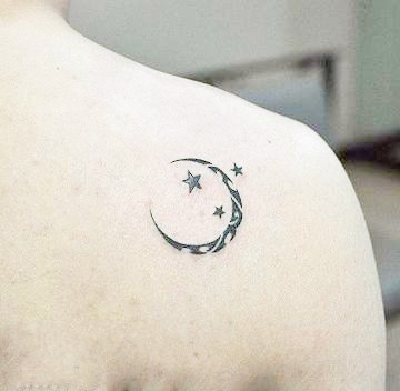 女人喜欢的肩部图腾月亮五角星纹身图片