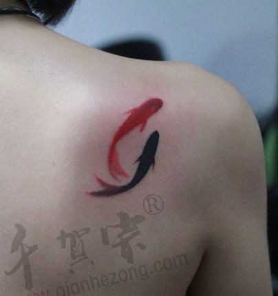 女人喜欢的肩背水墨画小鲤鱼纹身图片