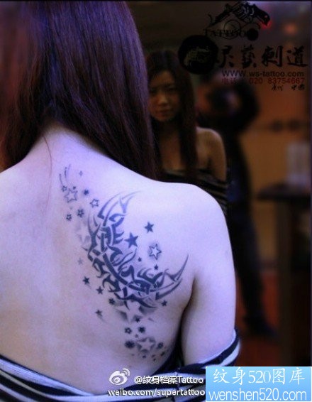 女孩子肩背图腾月亮与星星纹身图片