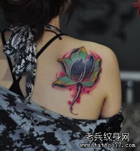 女孩子肩背好看的彩色莲花纹身图片