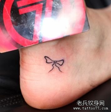女孩子脚部小巧的一幅图腾蝴蝶结纹身图片