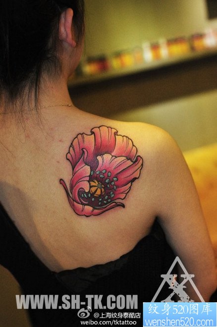 女人肩膀时尚漂亮的花卉纹身图片