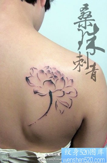 女人肩膀潮流流行的一幅水墨莲花纹身图片