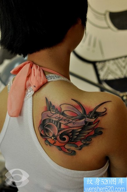 女人肩膀漂亮的小燕子纹身图片