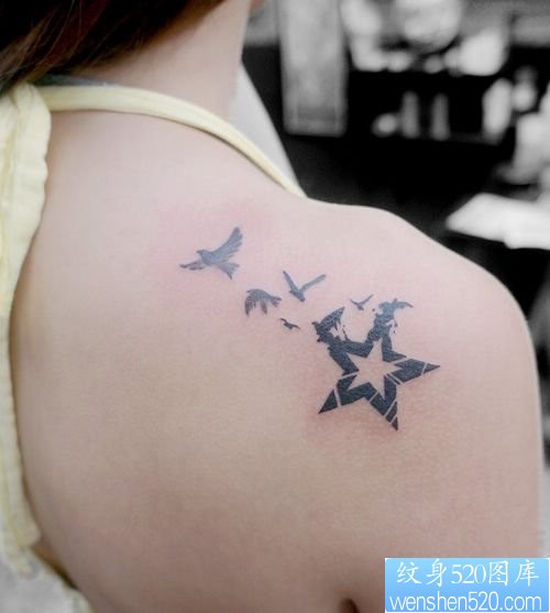 女人肩背一幅五颗星与燕子纹身图片