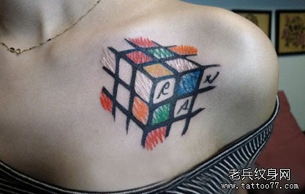 女孩子肩膀处一幅魔方纹身图片