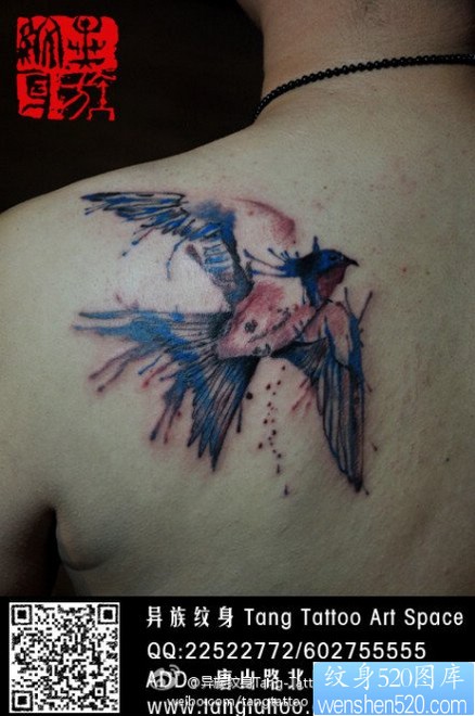 女人肩膀时尚经典的水墨燕子纹身图片