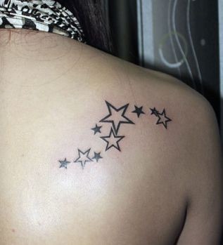 女孩子肩背潮流流行的五角星纹身图片