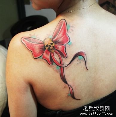 女人肩背一幅精美的彩色蝴蝶结纹身图片