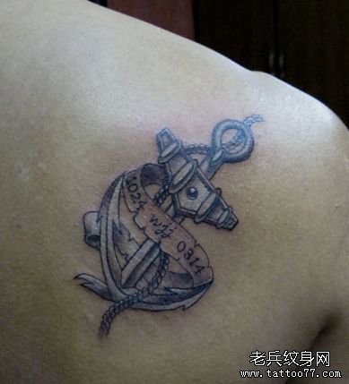肩背一幅船锚纹身图片