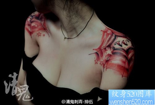 美女肩膀处漂亮精美的蜘蛛网纹身图片