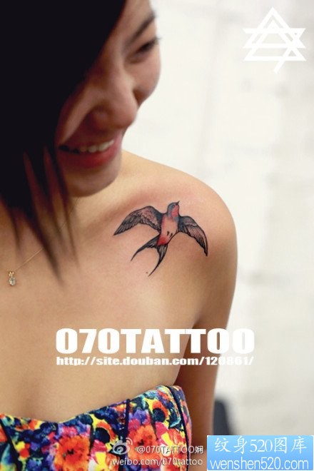 女人肩膀处小巧潮流的小燕子纹身图片