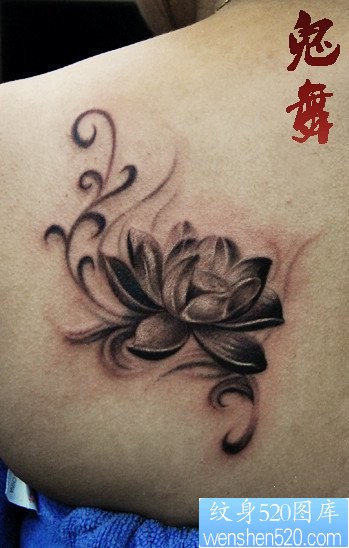 女人肩背唯美清雅的黑白莲花纹身图片
