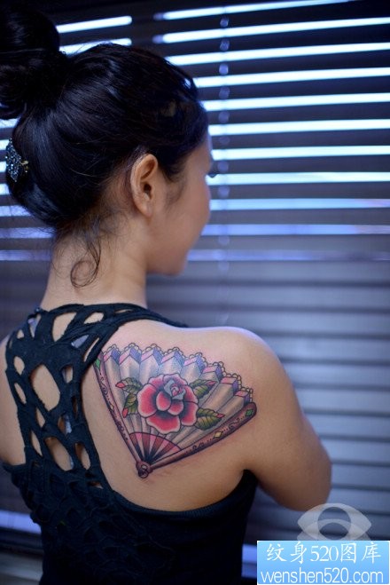 女人肩背时尚潮流的扇子纹身图片