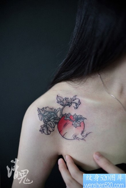 女人肩膀处唯美潮流的萝卜纹身图片