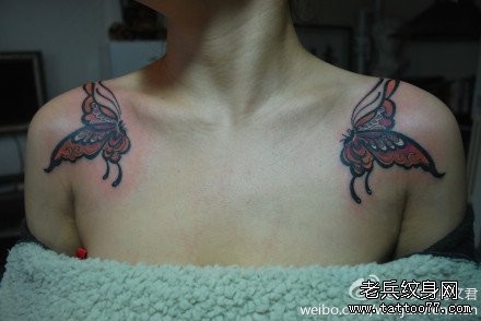 女孩子肩膀处潮流好看的蝴蝶纹身图片