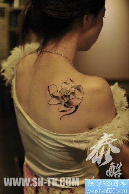 女人后肩背唯美时尚的黑白莲花纹身图片