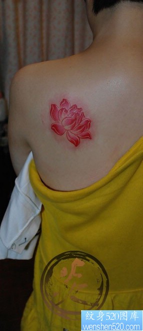 女人肩背简单唯美的彩色莲花纹身图片