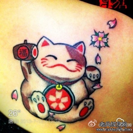 女人肩膀处可爱小巧的一幅招财猫纹身图片