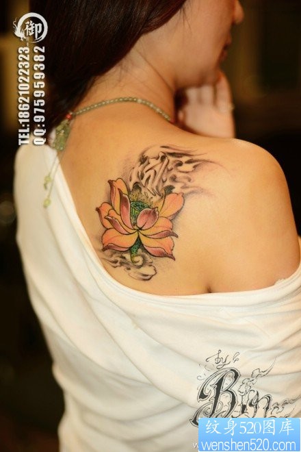 女人肩背唯美时尚的莲花纹身图片