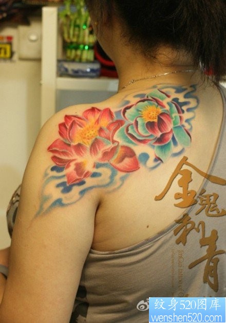 女人肩膀处唯美漂亮的彩色莲花纹身图片