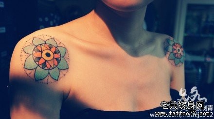 美女肩膀处小巧时尚的花卉纹身图片