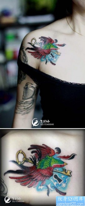 女人肩膀处潮流时尚的小燕子与钥匙纹身图片