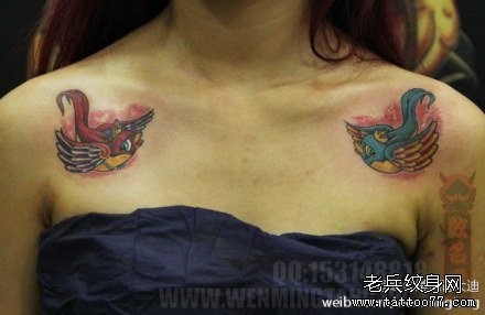 女人肩膀处时尚好看的小燕子纹身图片