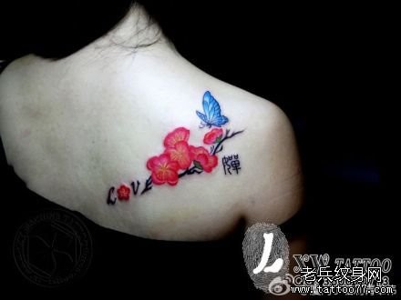女人肩背漂亮时尚的梅花蝴蝶纹身图片