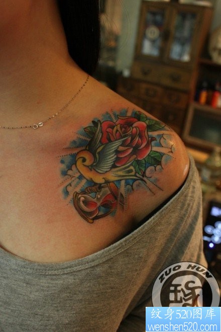 女人肩膀处精美潮流的小燕子与玫瑰花纹身图片