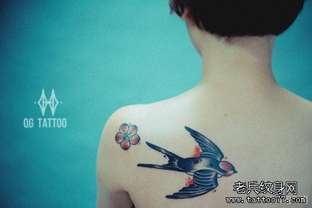 女人肩背好看唯美的小燕子纹身图片