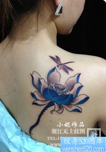 女人肩背时尚精美的莲花纹身图片