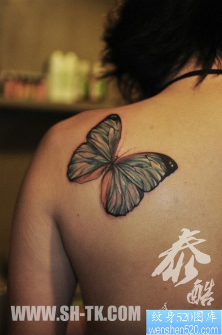 女人肩背唯美潮流的彩色蝴蝶纹身图片