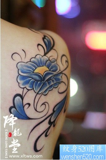 女人肩背潮流好看的花卉纹身图片
