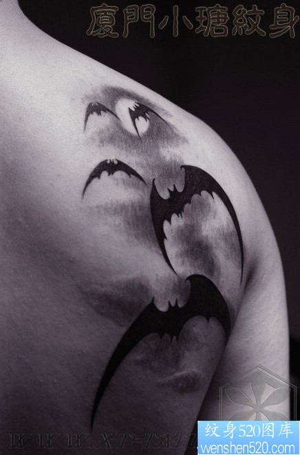 男人肩背时尚潮流的图腾蝙蝠纹身图片