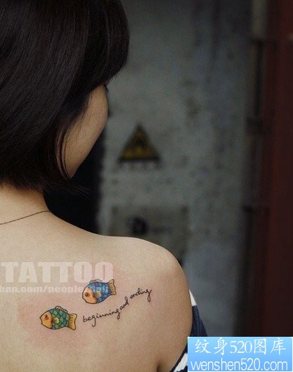 背部可爱彩色小鱼字母纹身图片由纹身520图库推荐