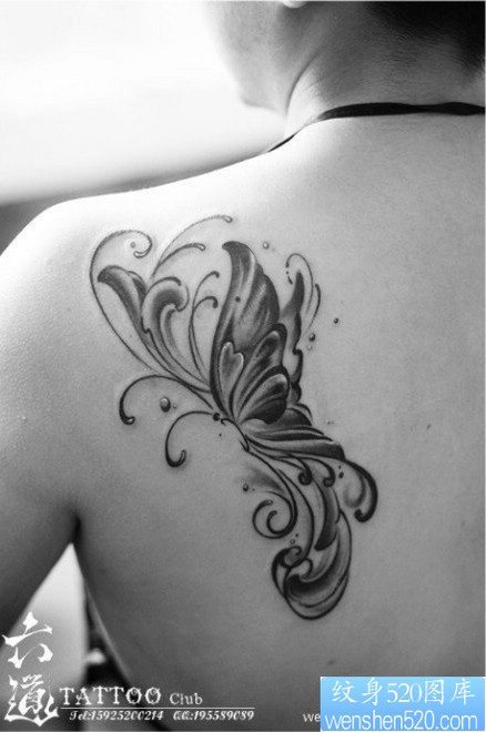 女人肩背唯美的黑白蝴蝶纹身图片