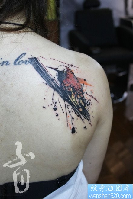 女人肩背潮流时尚的小鸟纹身图片