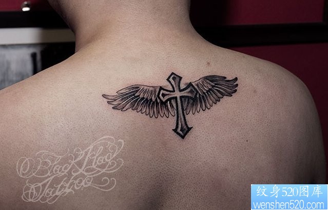 背部十字架翅膀纹身图片由纹身520图库分享