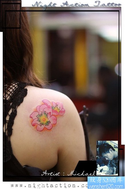女人肩背漂亮精美的粉色花卉纹身图片
