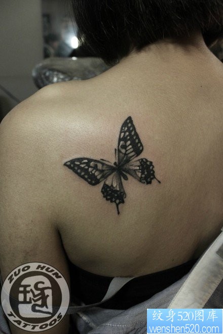 女人肩背唯美潮流的黑白蝴蝶纹身图片
