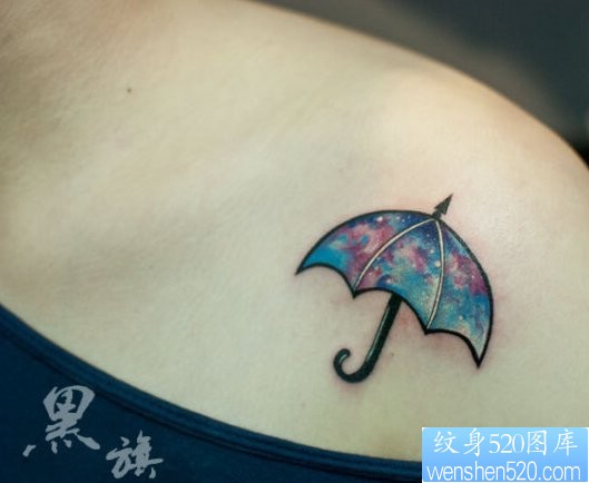 肩部小清新雨伞纹身图片由纹身520图库推荐