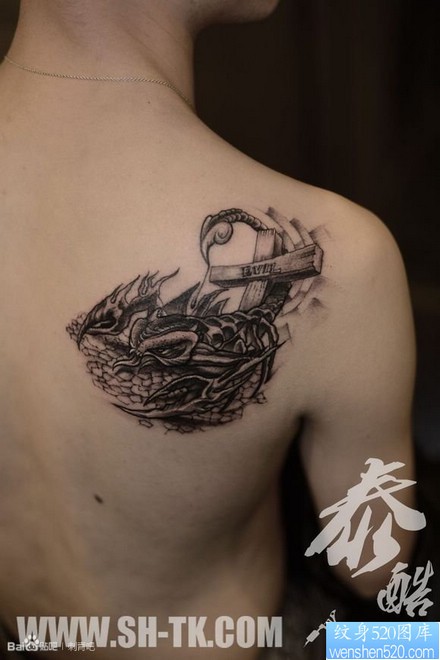 男生肩部蝎子十字架纹身图片