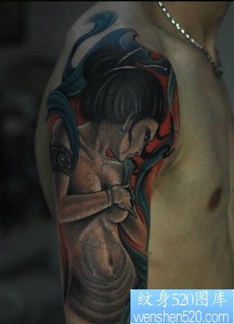 男生右肩部彩色日本艺妓纹身图片