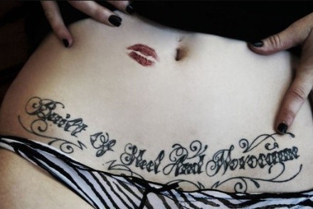 女性腹部红唇英文纹身